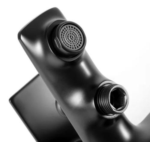 Смеситель для ванны Rea Mayson Black B9634