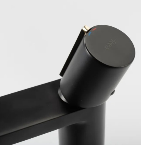 Смеситель для умывальника Rea Icon Black matt B5680