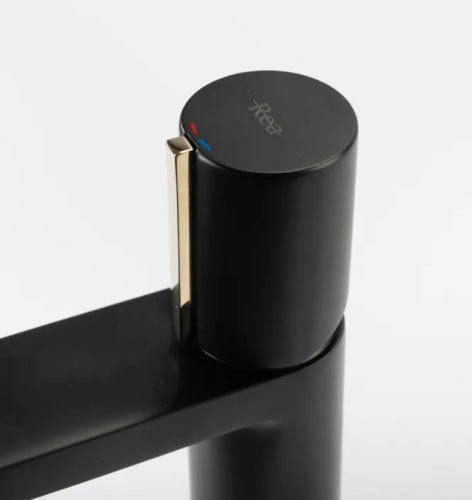 Смеситель для умывальника Rea Icon Black matt B5680